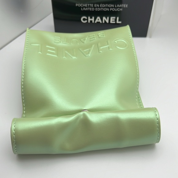 Chanel Makeup Lunch Pouch”The City Break” Iridescent Green Snap Closure & Polish - Picture 10 of 17